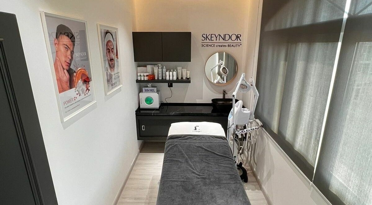Relaxing treatment room at Crimper Gents Salon and Spa, دبي, دبي, AE, showcasing elegance and comfort.