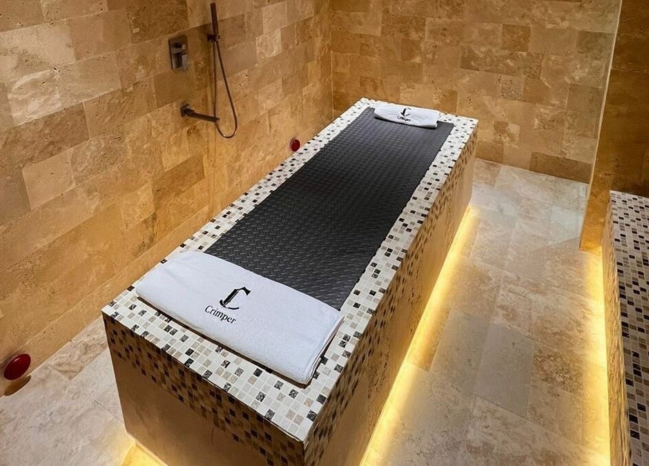 Luxurious spa treatment room at Crimper Gents Salon and Spa, دبي, دبي, AE, featuring elegant stonework.