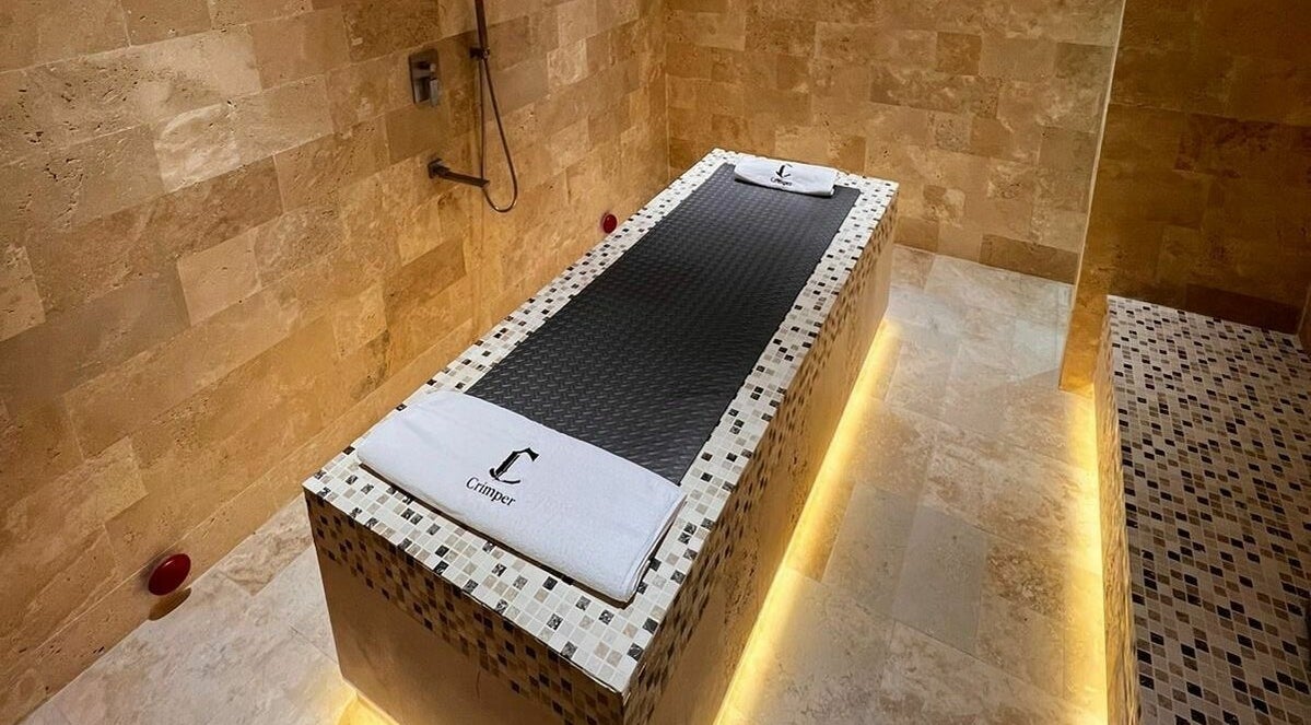 Luxurious spa treatment room at Crimper Gents Salon and Spa, دبي, دبي, AE, featuring elegant stonework.