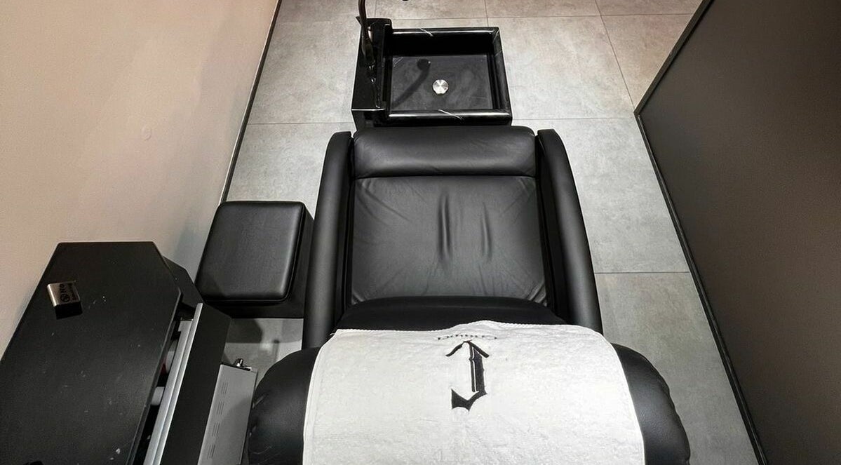 Premium spa chair at Crimper Gents Salon and Spa, دبي, دبي, AE, offering comfort and style.