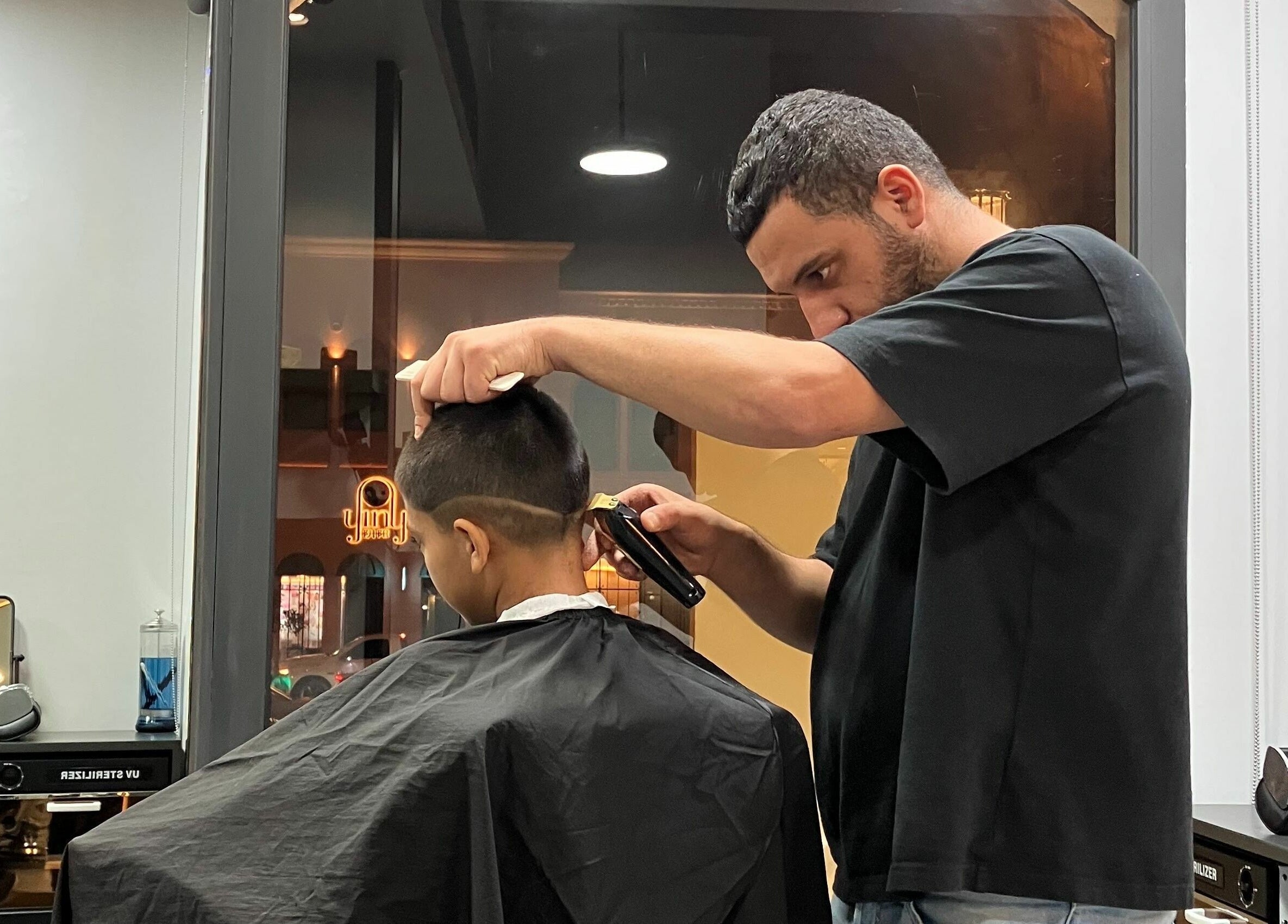 Stylist crafting haircut at Crimper Gents Salon and Spa, دبي, دبي, AE with precise clippers.