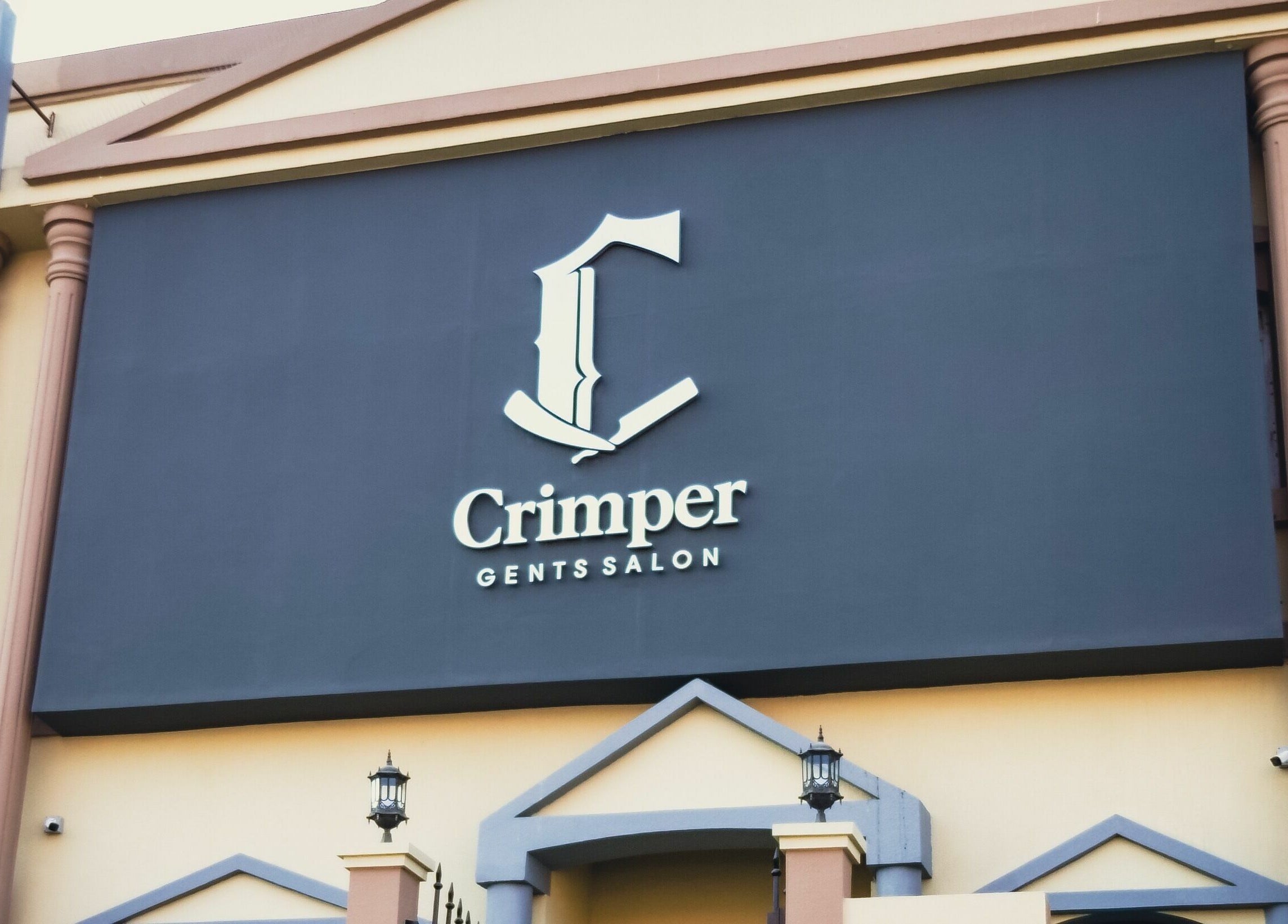 Front view of Crimper Gents Salon and Spa in دبي, دبي, AE, showcasing elegant architecture.