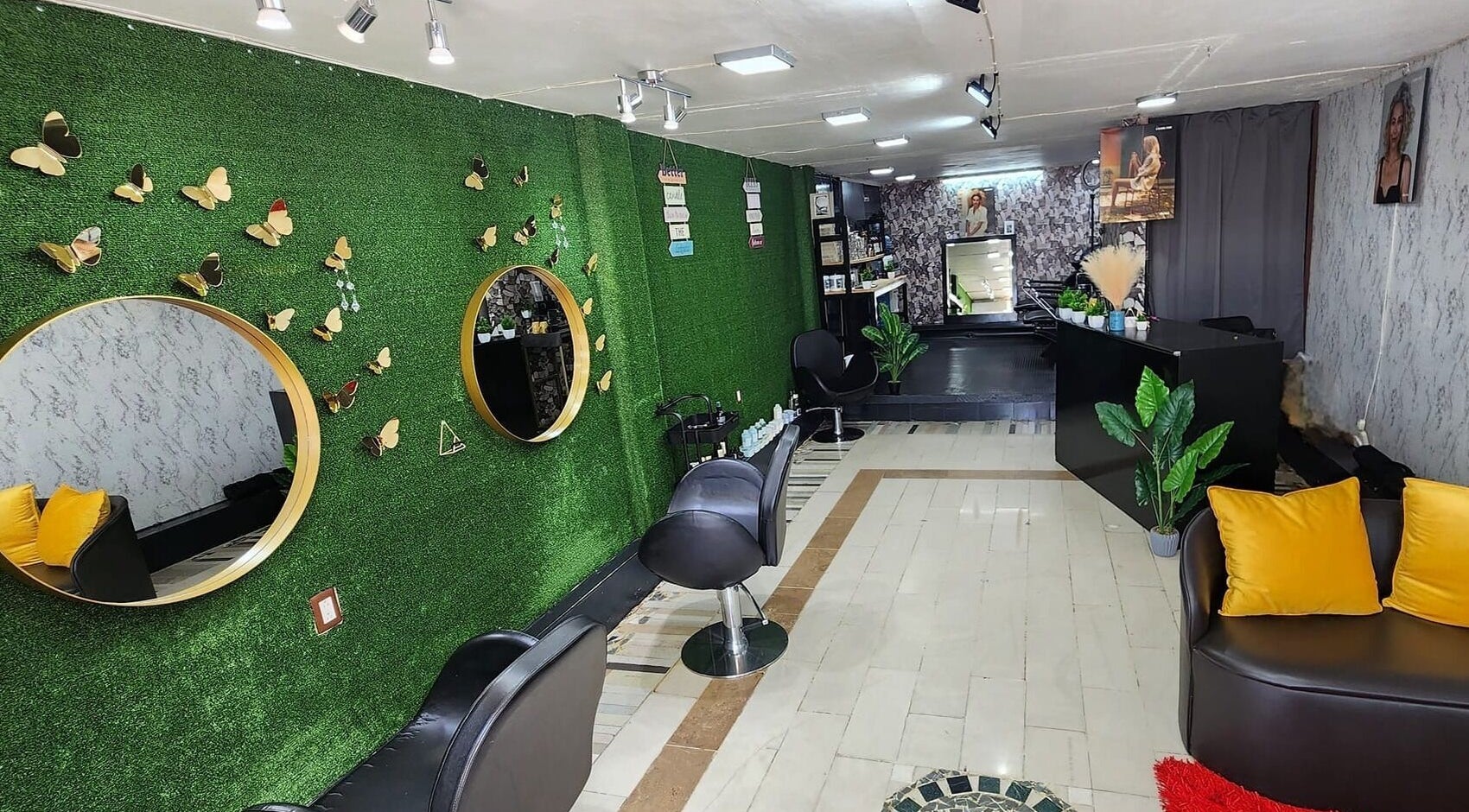 Interior acogedor de Gladys Alonso en Coatzacoalcos, Veracruz, MX con decoración verde y espejos.