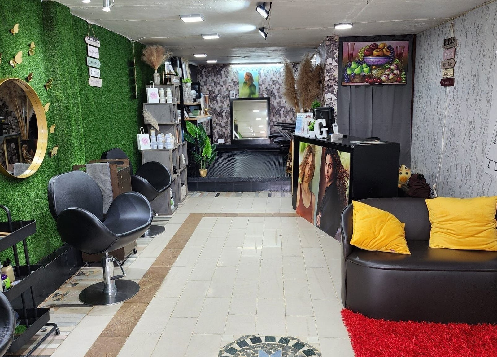 Interior del salón Gladys Alonso en Coatzacoalcos, Veracruz, MX con sillas negras y espejo dorado.