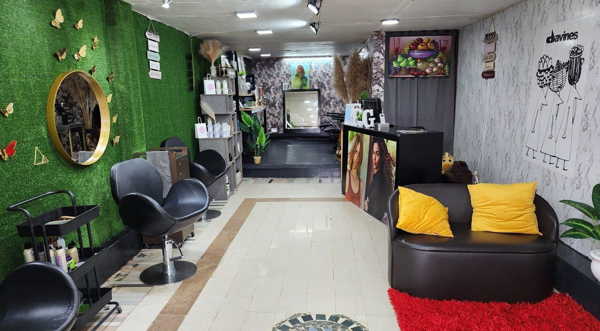 Interior del salón Gladys Alonso en Coatzacoalcos, Veracruz, MX con sillas negras y espejo dorado.