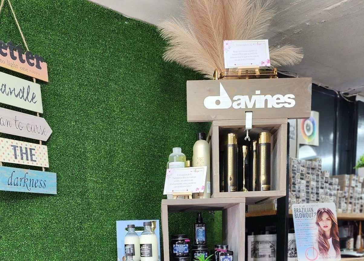Exhibición de productos Davines en Gladys Alonso, Coatzacoalcos, Veracruz, MX. Ambiente elegante y acogedor.