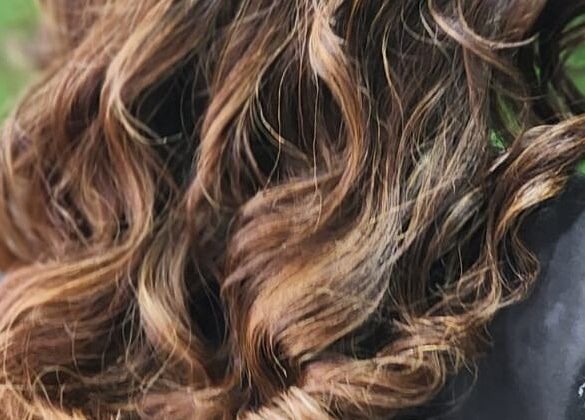 Ondas brillantes en cabello castaño en Gladys Alonso, Coatzacoalcos, Veracruz, MX.