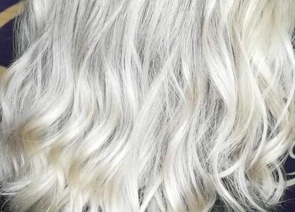 Estilo de cabello platinado ondulado en Gladys Alonso, Coatzacoalcos, Veracruz, MX.