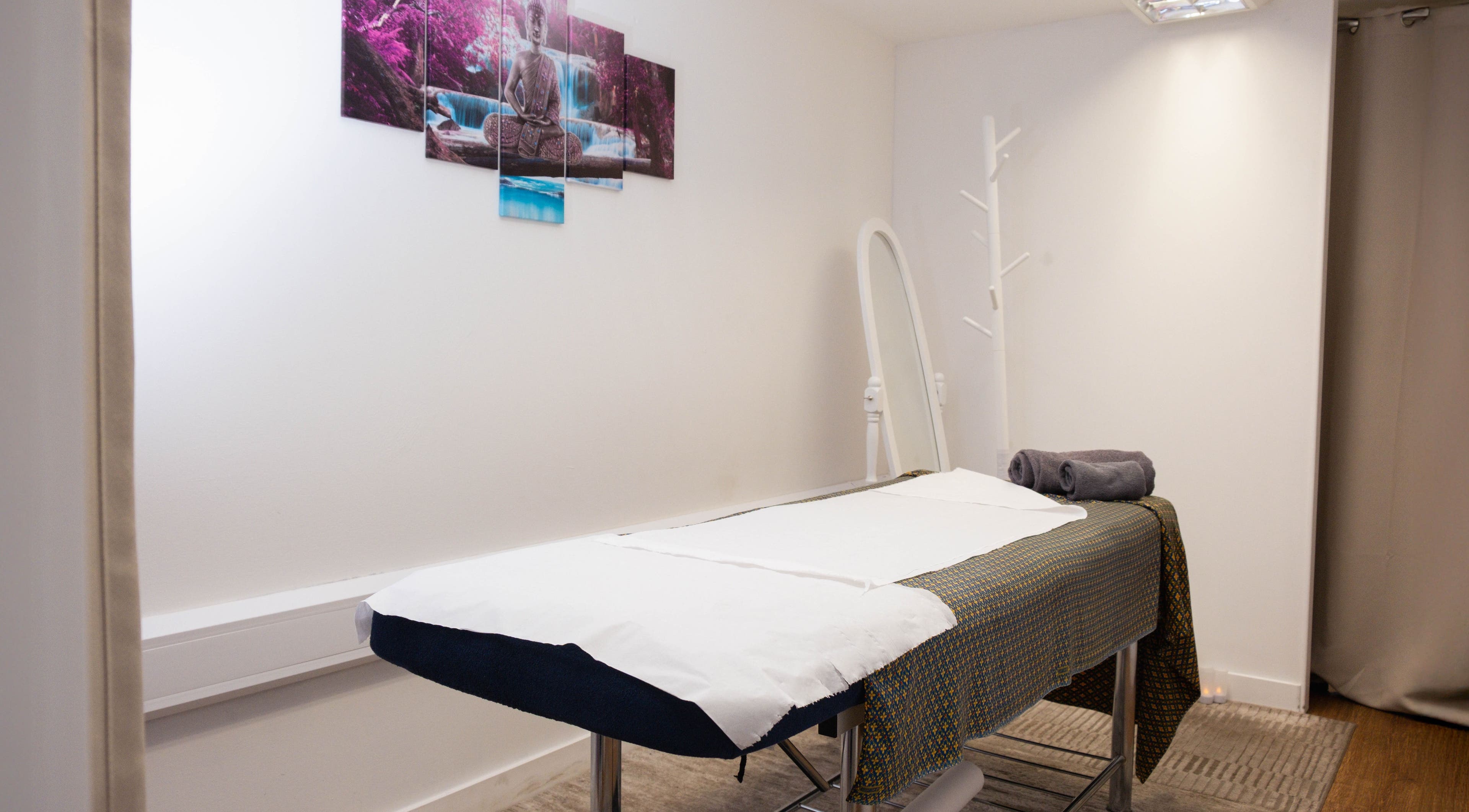 Relaxing massage room at Paul Sri Thai BodyWork Massage @ Containerville Unit53, London, England, GB.
