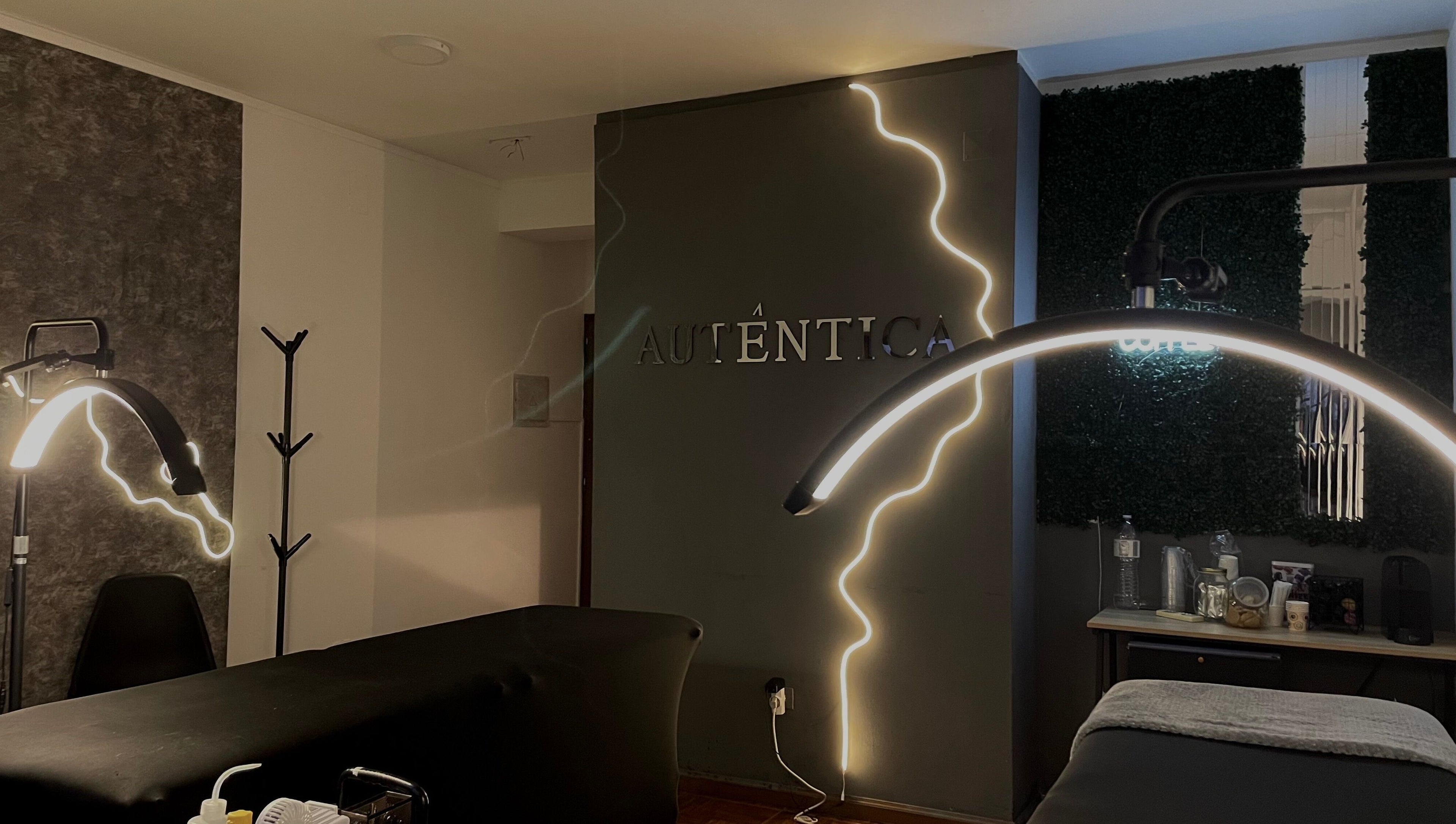 Sala de tratamento relaxante no Authentic Beauty, São João Da Madeira, Aveiro, PT, com iluminação suave.