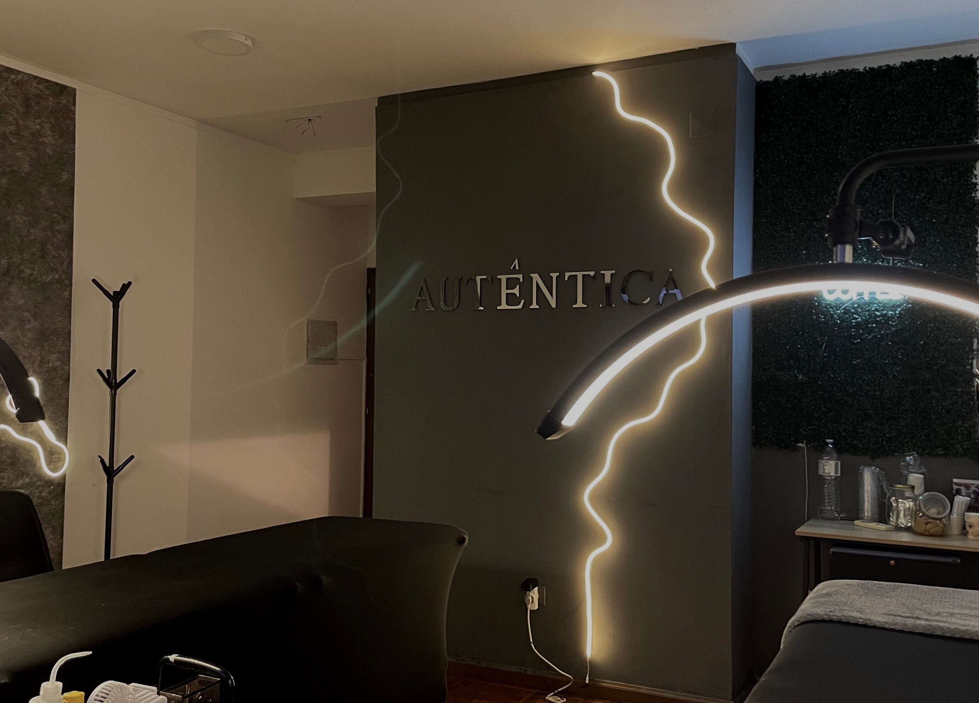 Sala de tratamento relaxante no Authentic Beauty, São João Da Madeira, Aveiro, PT, com iluminação suave.