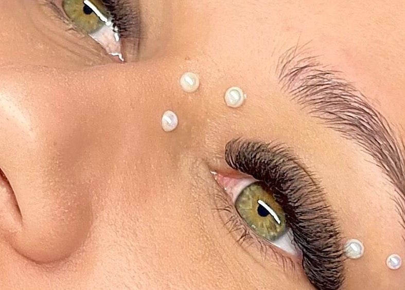 Detalhe de cílios volumosos e pérolas decorativas em Authentic Beauty, São João Da Madeira, Aveiro, PT.