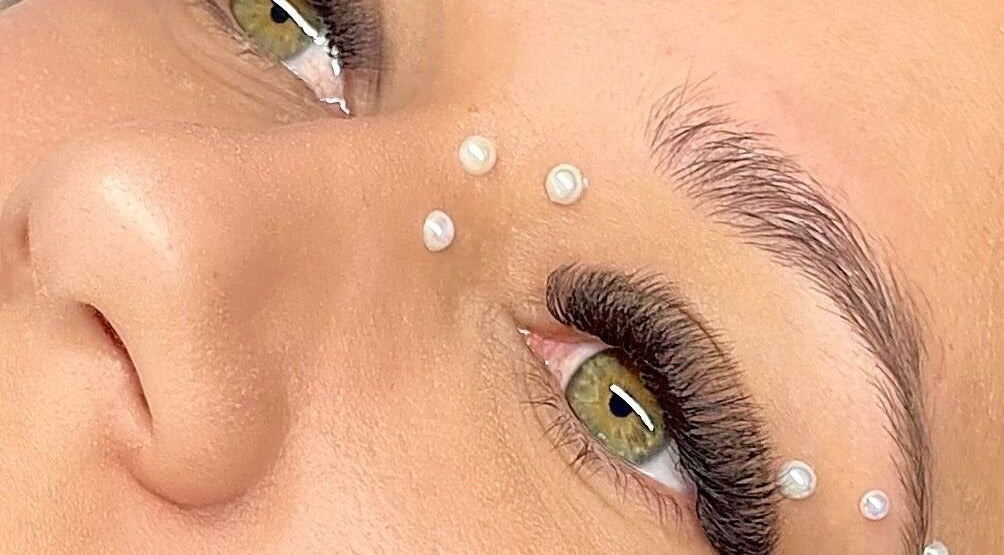 Detalhe de cílios volumosos e pérolas decorativas em Authentic Beauty, São João Da Madeira, Aveiro, PT.