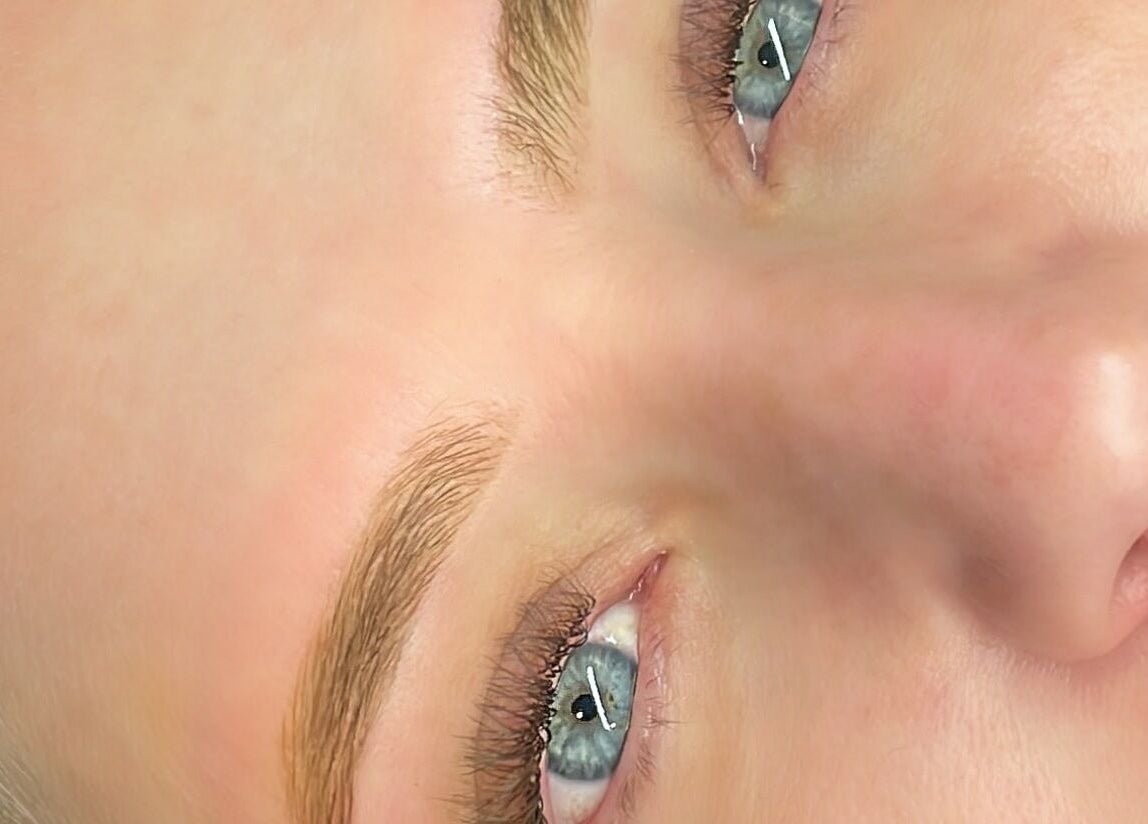 Close-up de sobrancelhas definidas no Authentic Beauty, São João Da Madeira, Aveiro, PT.