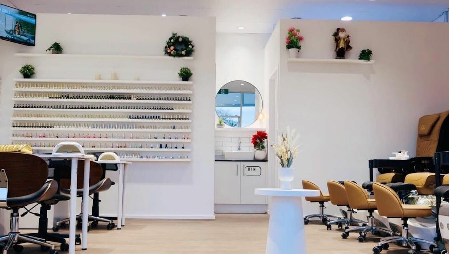 Imagen 1 de The Braless Nail Artist