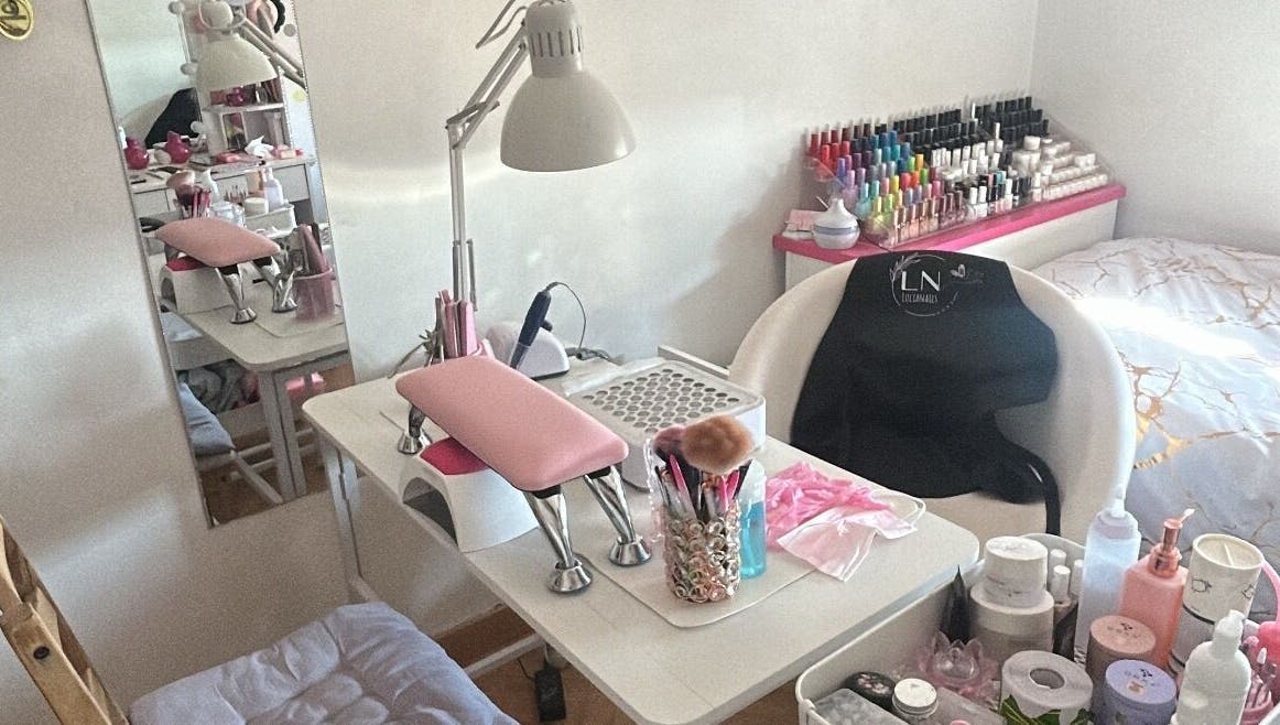 Mesa de manicura en Studio By Lucia Nails en Madrid, Comunidad De Madrid, ES, equipada con esmaltes y herramientas.