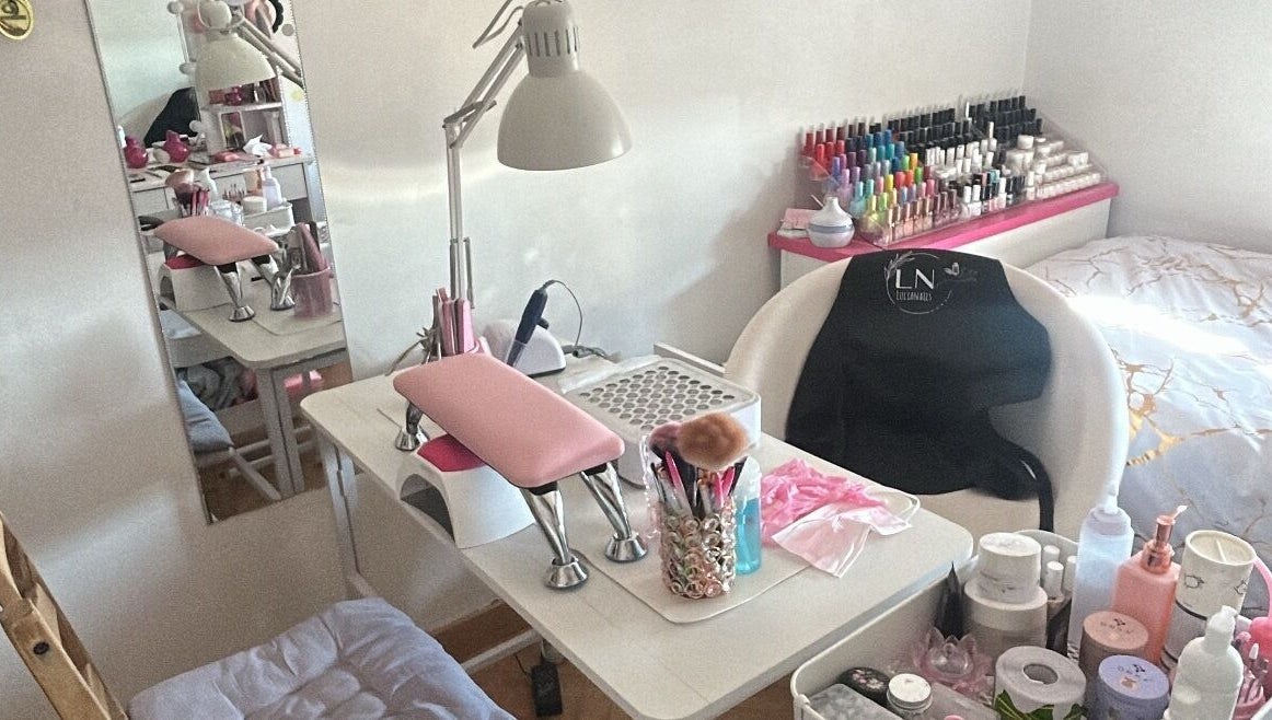Mesa de manicura en Studio By Lucia Nails en Madrid, Comunidad De Madrid, ES, equipada con esmaltes y herramientas.
