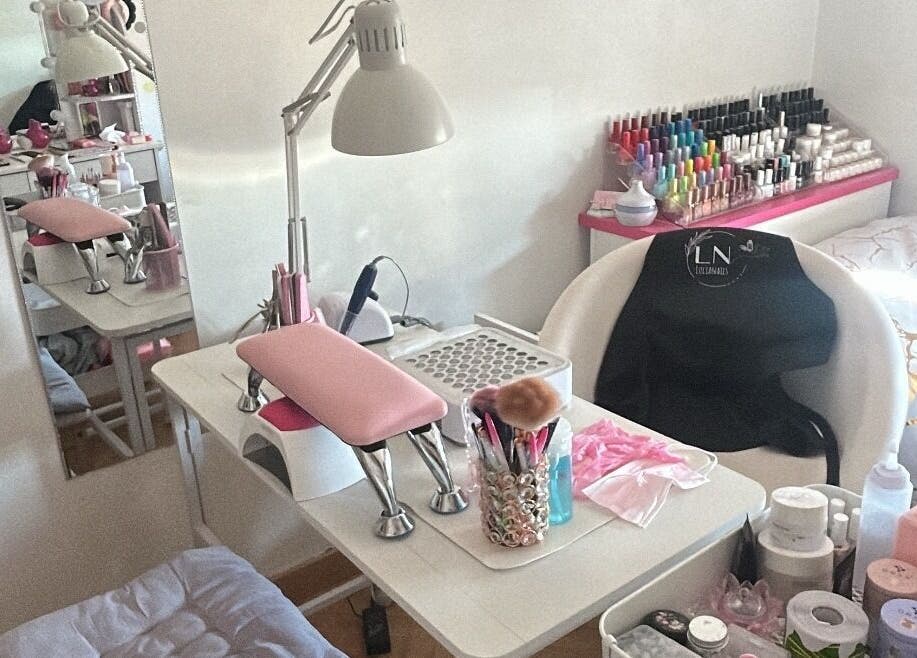 Mesa de manicura en Studio By Lucia Nails en Madrid, Comunidad De Madrid, ES, equipada con esmaltes y herramientas.