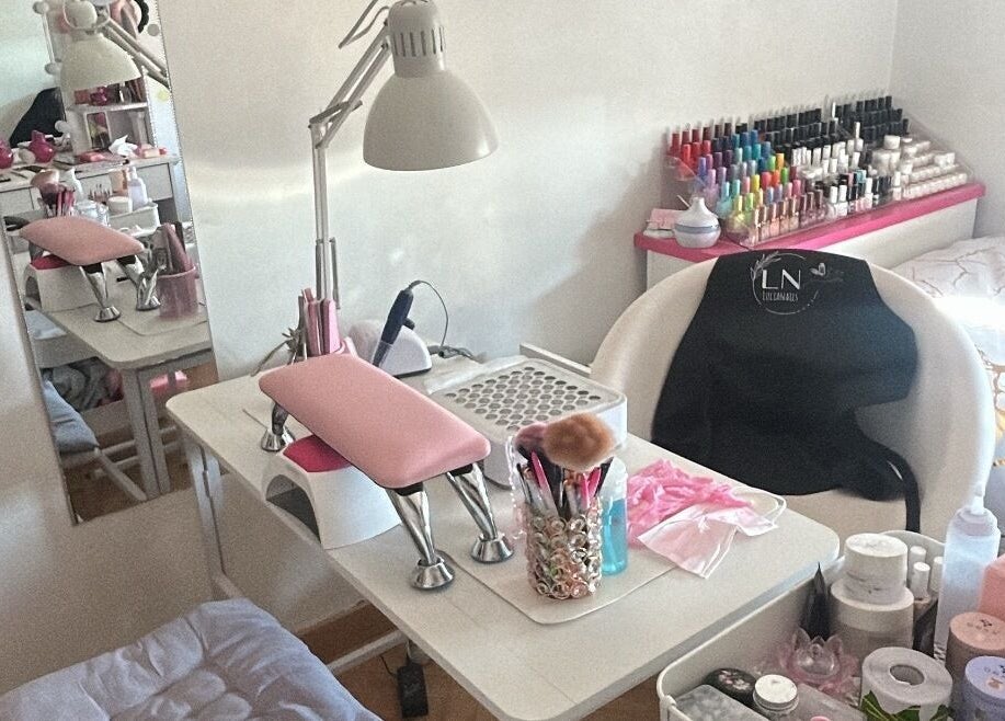 Mesa de manicura en Studio By Lucia Nails en Madrid, Comunidad De Madrid, ES, equipada con esmaltes y herramientas.
