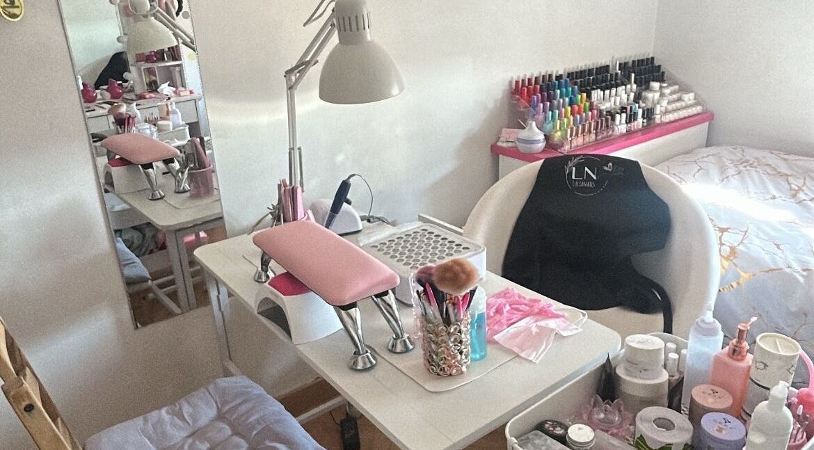 Mesa de manicura en Studio By Lucia Nails en Madrid, Comunidad De Madrid, ES, equipada con esmaltes y herramientas.