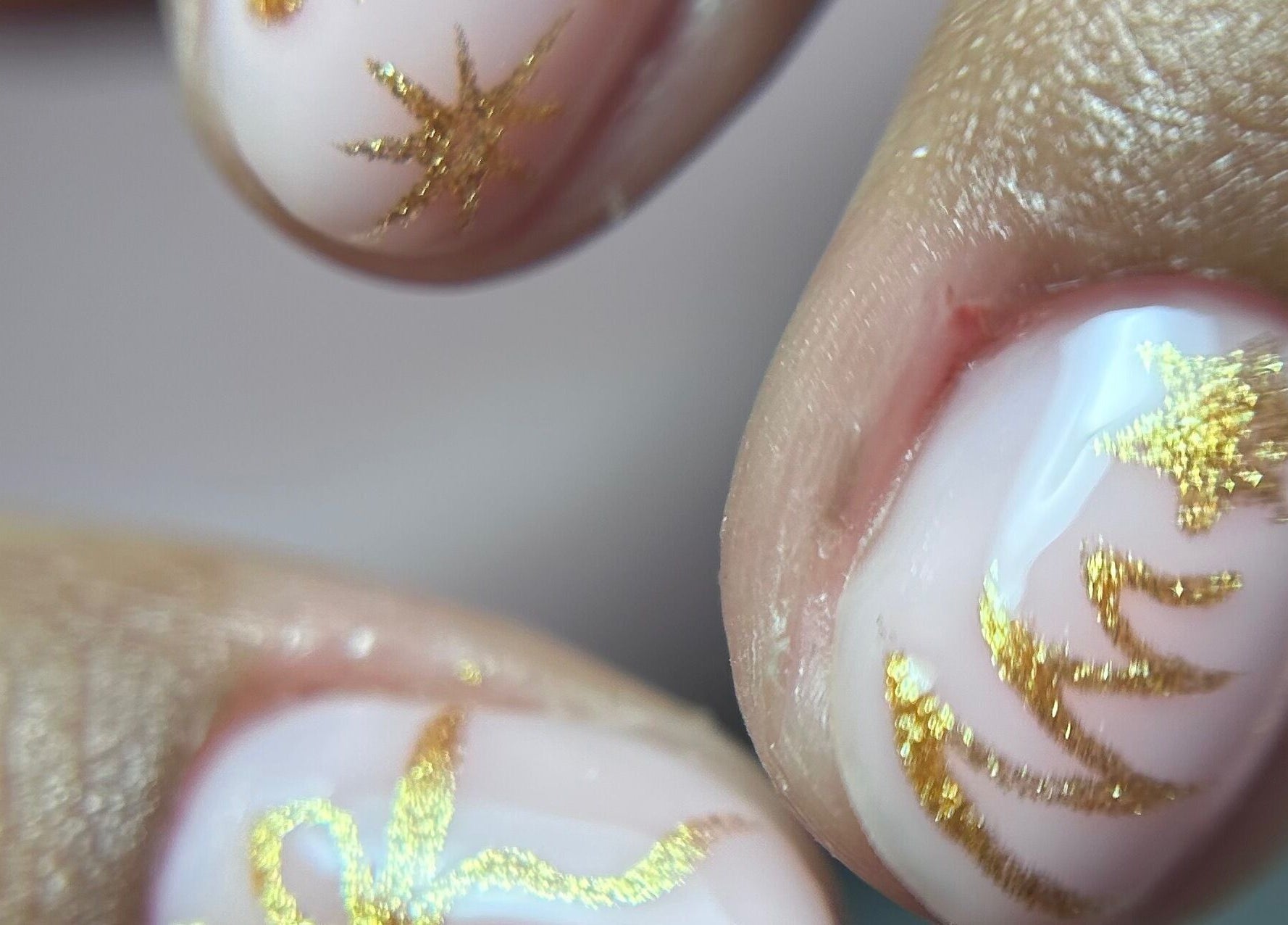 Uñas decoradas con diseño dorado en Studio By Lucia Nails, Madrid, Comunidad De Madrid, ES.