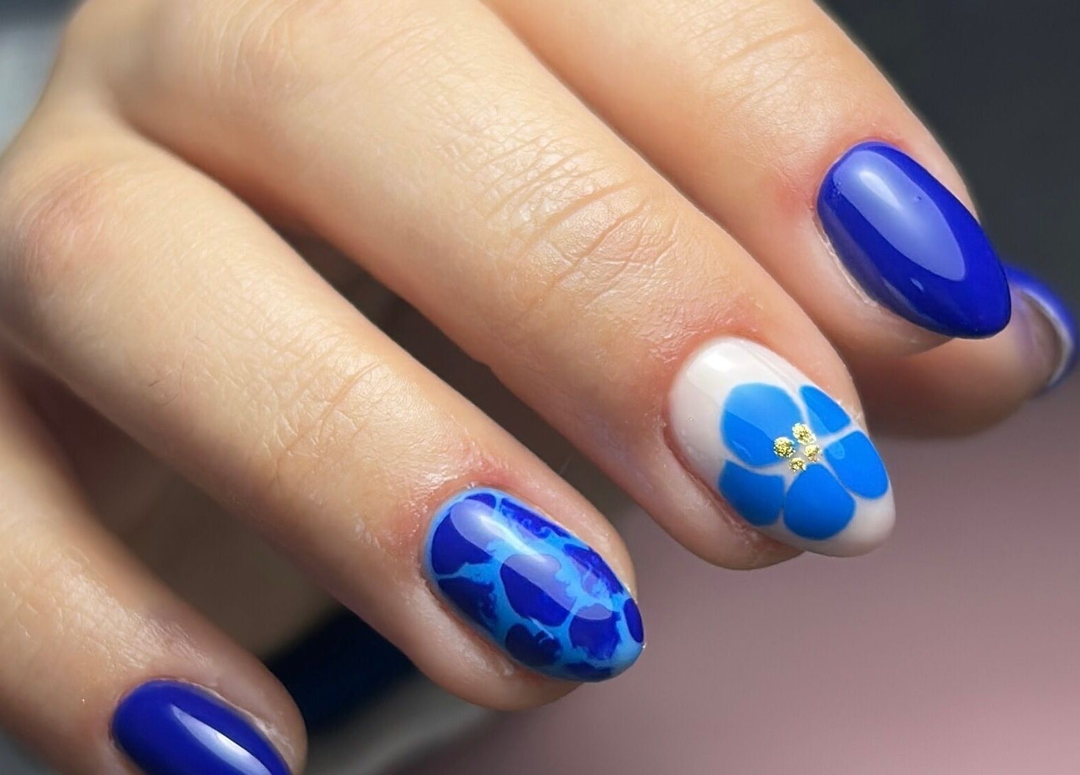 Exquisito arte de uñas florales azules en Studio By Lucia Nails, Madrid, Comunidad De Madrid, ES.