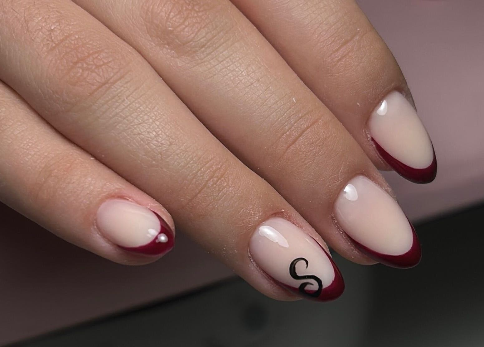 Manicura elegante en Studio By Lucia Nails, Madrid, Comunidad De Madrid, ES. Uñas con diseño artístico.