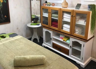 Relaxing massage room at Balanz for Body, Auckland, NZ with cozy treatment bed and soothing decor.