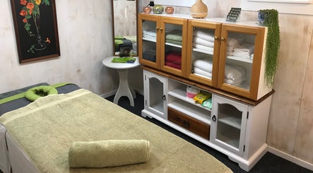 Relaxing massage room at Balanz for Body, Auckland, NZ with cozy treatment bed and soothing decor.