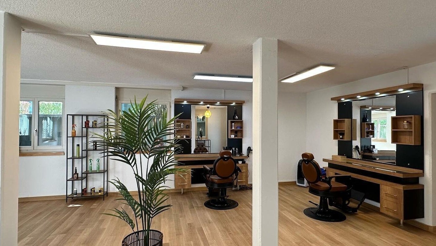 Innenansicht von Ali Barber Shop Bern in Bern, CH mit modernen Friseurstühlen und Spiegeln.