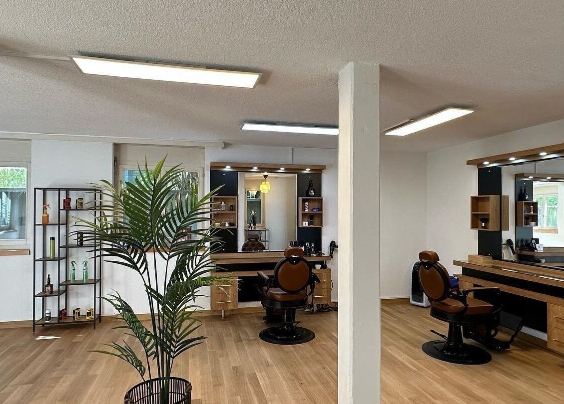 Innenansicht von Ali Barber Shop Bern in Bern, CH mit modernen Friseurstühlen und Spiegeln.