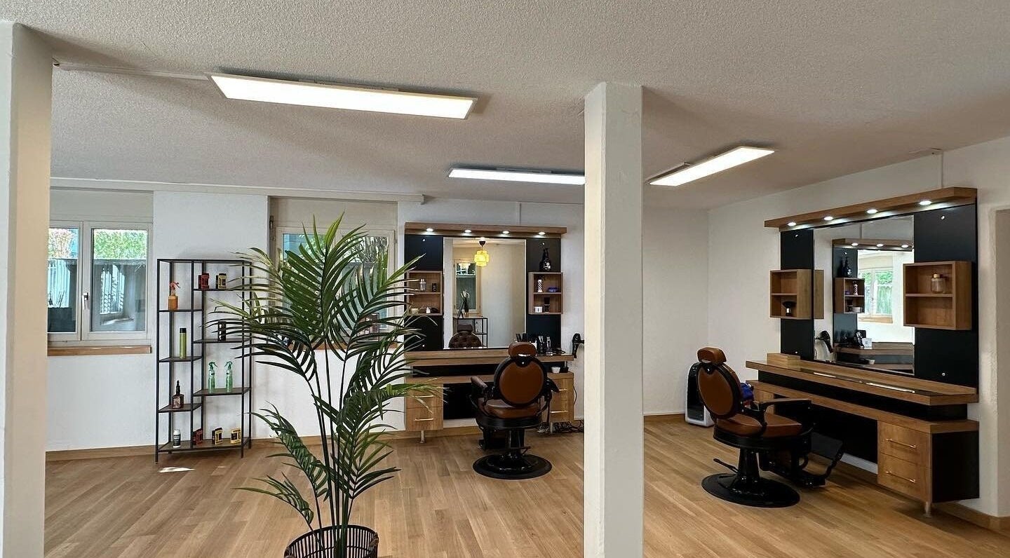 Innenansicht von Ali Barber Shop Bern in Bern, CH mit modernen Friseurstühlen und Spiegeln.