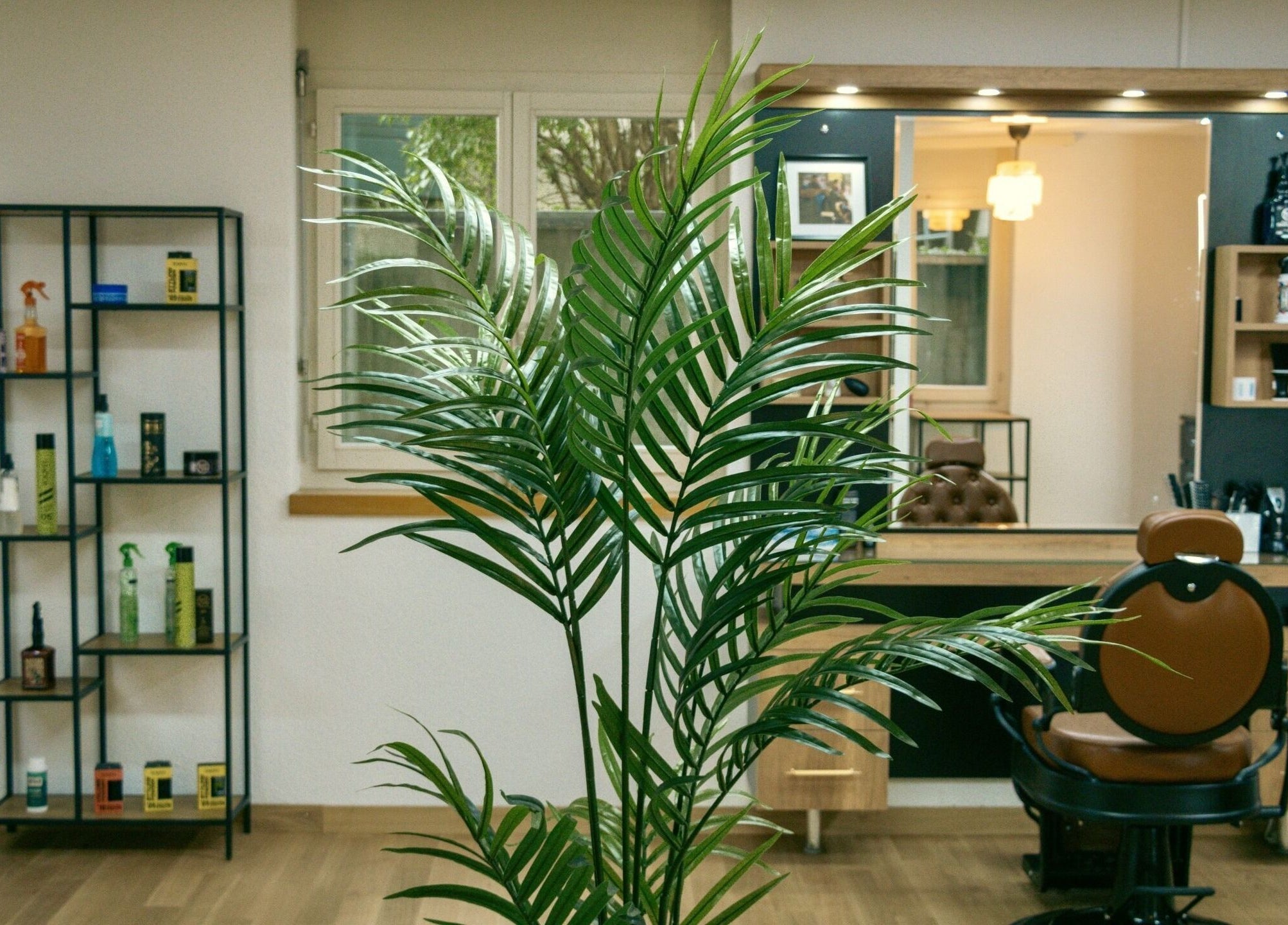 Innenansicht von Ali Barber Shop Bern, Bern, CH mit stilvoller Dekoration und Friseurstuhl.