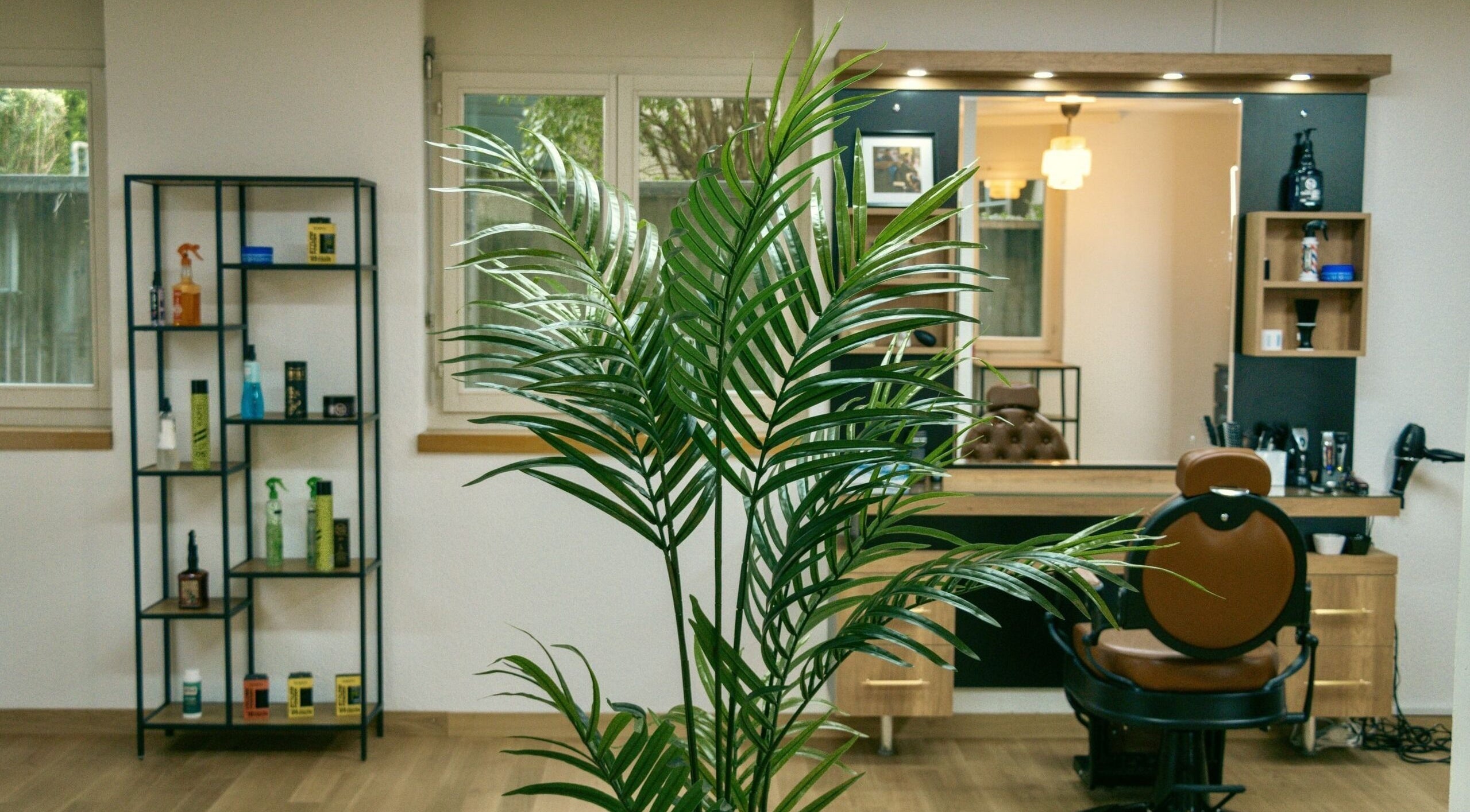 Innenansicht von Ali Barber Shop Bern, Bern, CH mit stilvoller Dekoration und Friseurstuhl.