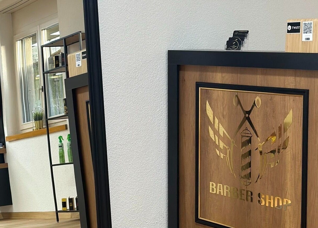 Innenansicht von Ali Barber Shop Bern mit modernem Holzdekor in Bern, Bern, CH.