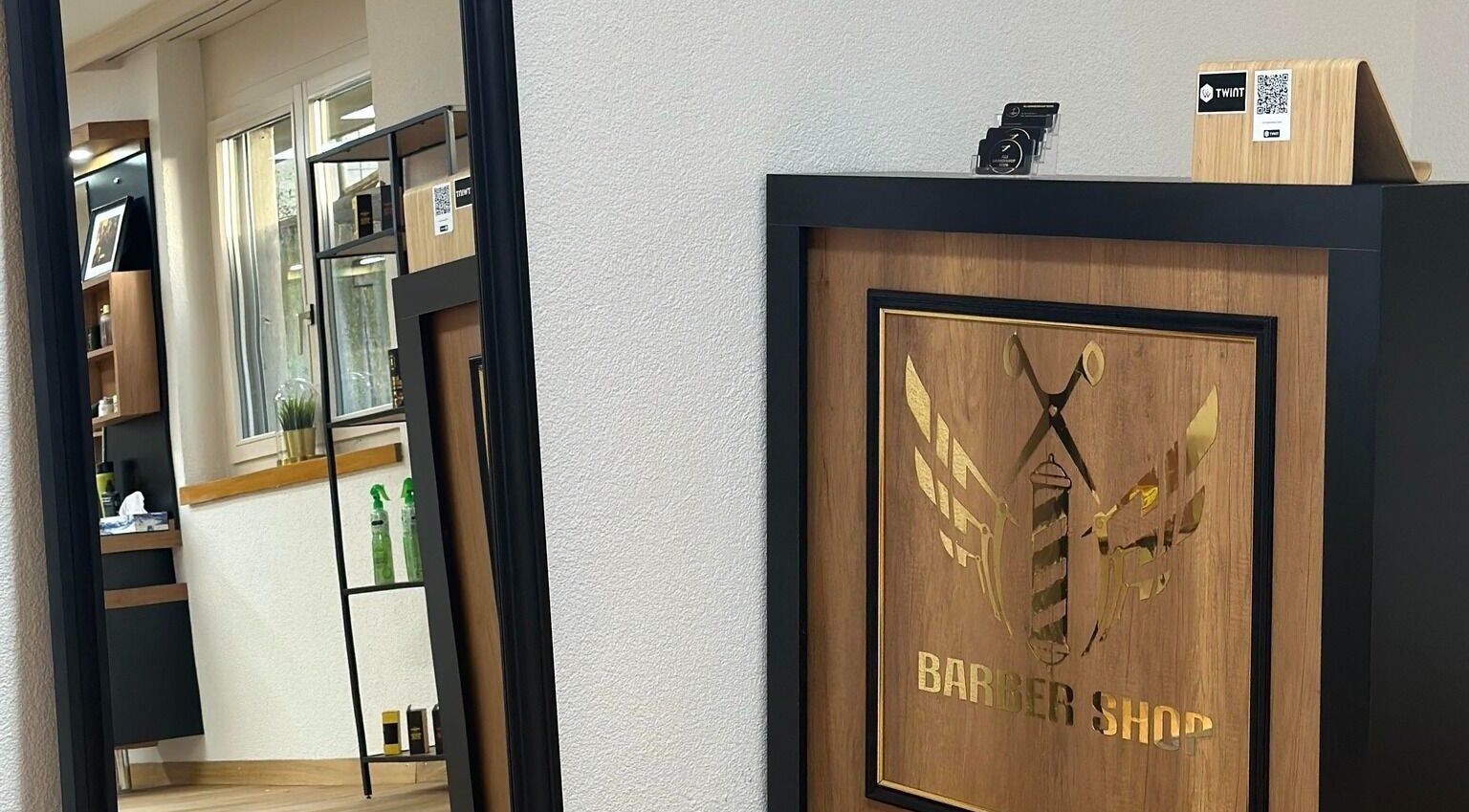 Innenansicht von Ali Barber Shop Bern mit modernem Holzdekor in Bern, Bern, CH.