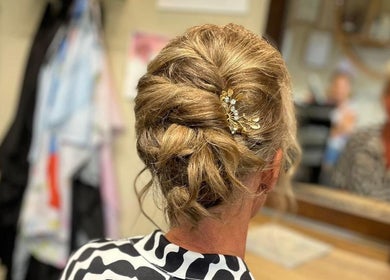 Chignon élégamment coiffé chez Aux Couleurs Du Temps, La Bruyère, Région Wallonne, BE.