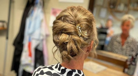 Chignon élégamment coiffé chez Aux Couleurs Du Temps, La Bruyère, Région Wallonne, BE.