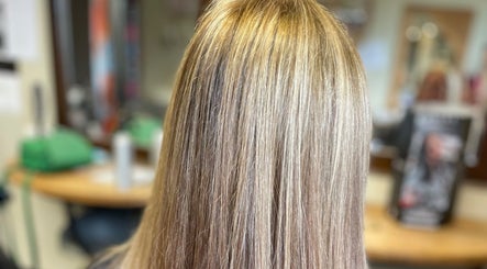 Brillance de cheveux blonds à Aux Couleurs Du Temps, La Bruyère, Région Wallonne, BE.
