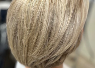 Coiffure blonde élégante chez Aux Couleurs Du Temps, La Bruyère, Région Wallonne, BE.