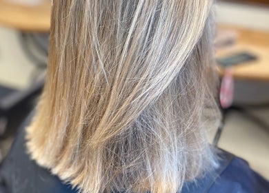 Cheveux blonds soignés chez Aux Couleurs Du Temps, La Bruyère, Région Wallonne, BE.
