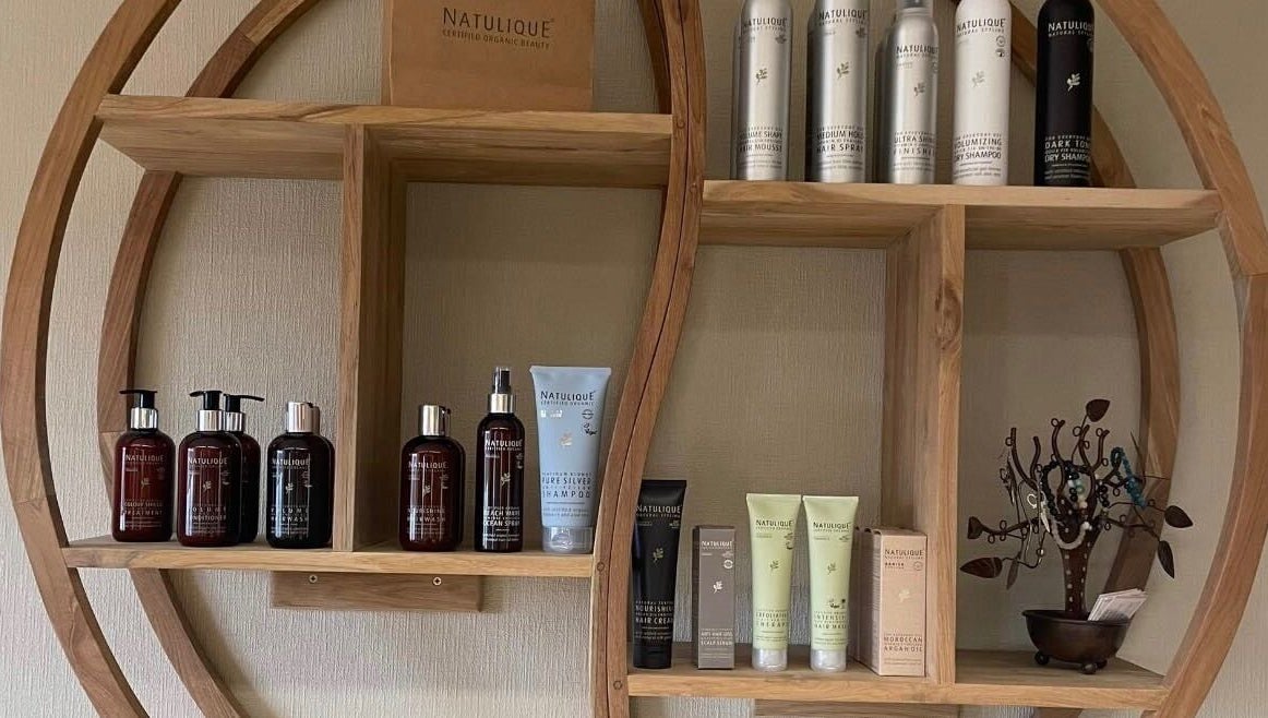 Produits bio sur étagère en bois chez Aux Couleurs Du Temps, La Bruyère, Région Wallonne, BE.