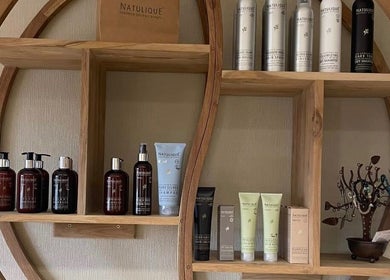 Produits bio sur étagère en bois chez Aux Couleurs Du Temps, La Bruyère, Région Wallonne, BE.