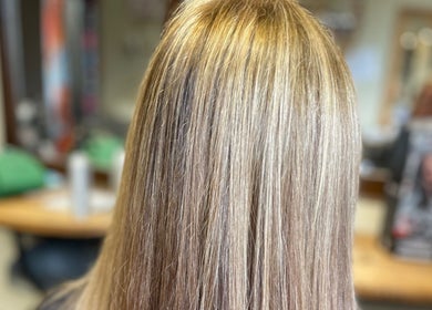 Cheveux blonds éclatants à Aux Couleurs Du Temps, La Bruyère, Région Wallonne, BE.