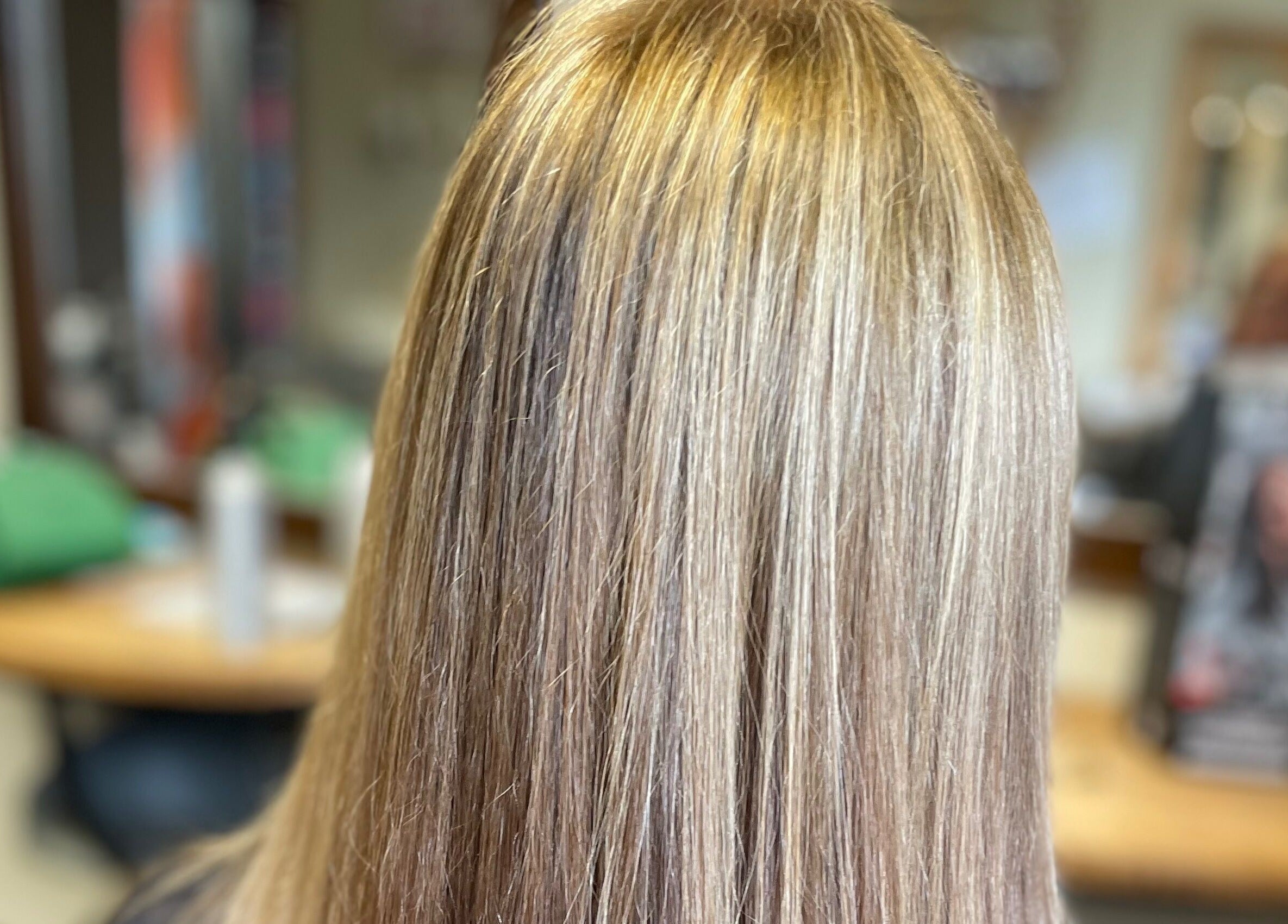 Cheveux blonds éclatants à Aux Couleurs Du Temps, La Bruyère, Région Wallonne, BE.