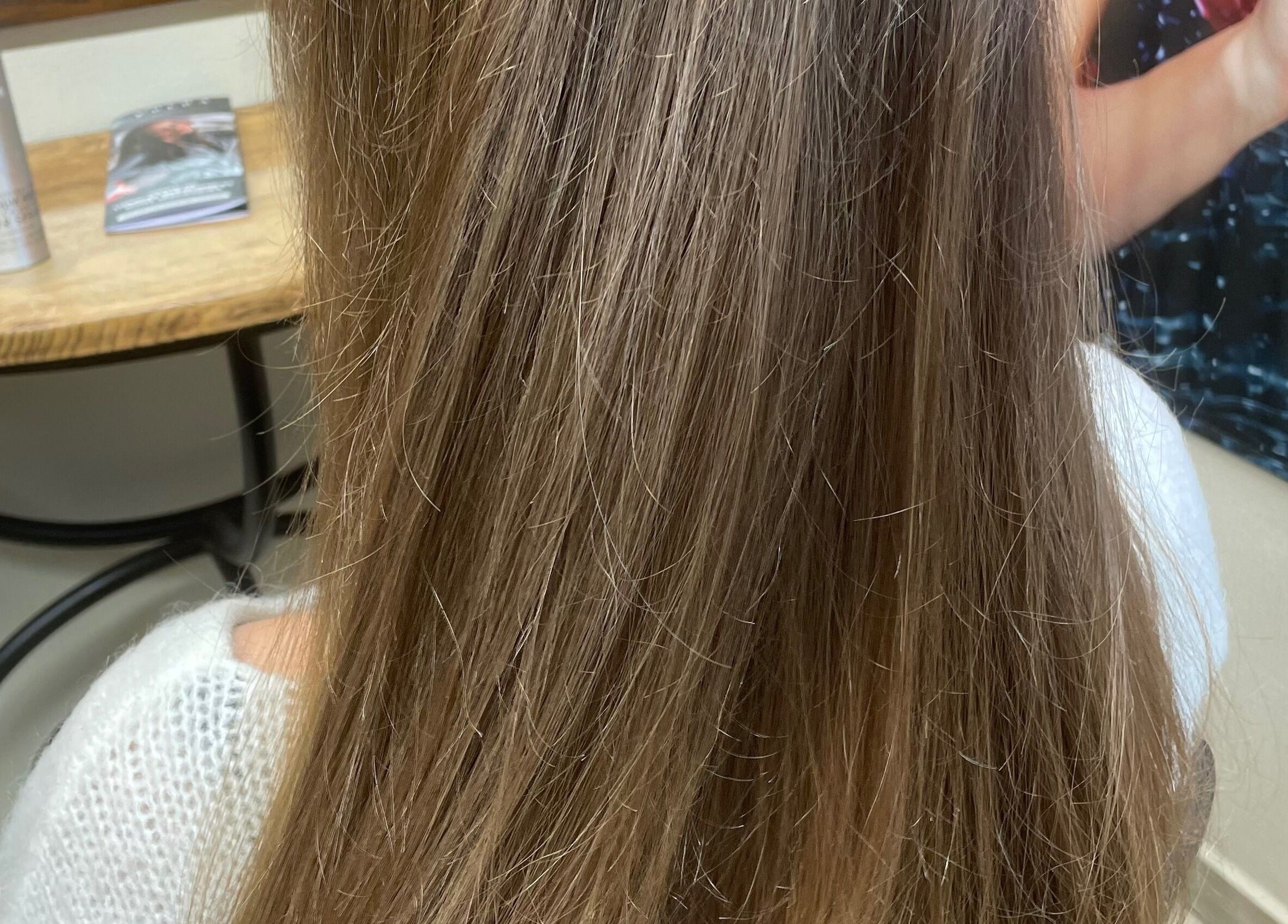 Cheveux longs et lisses au salon Aux Couleurs Du Temps, La Bruyère, Région Wallonne, BE.