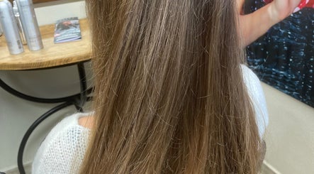 Cheveux longs et lisses au salon Aux Couleurs Du Temps, La Bruyère, Région Wallonne, BE.