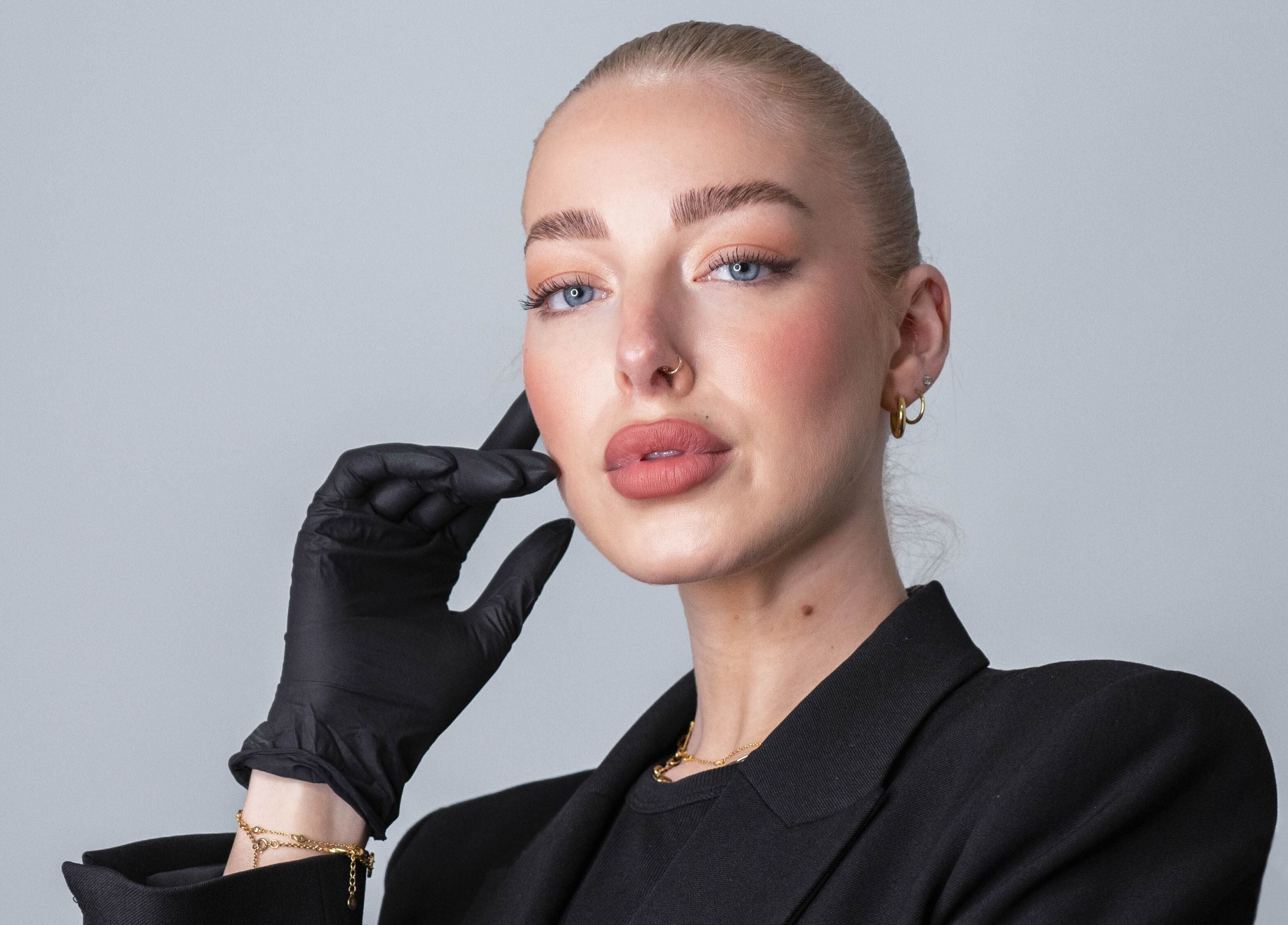 Professional beauty treatment at Brows by Kasey, Verdun, Québec, CA. Elegant makeup and meticulous care.