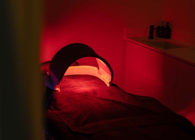 Red light therapy room at Skinu Premium Cosmetics, Αθήνα, GR, offering advanced skin treatments.