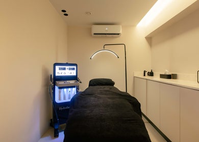 Πολυτελές δωμάτιο θεραπείας στη Skinu Premium Cosmetics, Αθήνα, GR με συσκευή περιποίησης HydraFacial.